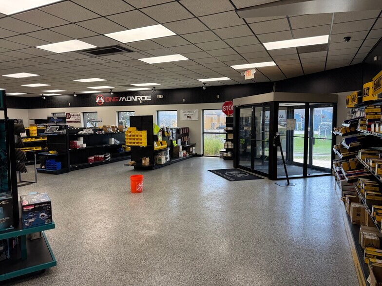 More Photos Of 205 E Collins Rd, Fort Wayne Warehouse For Lease