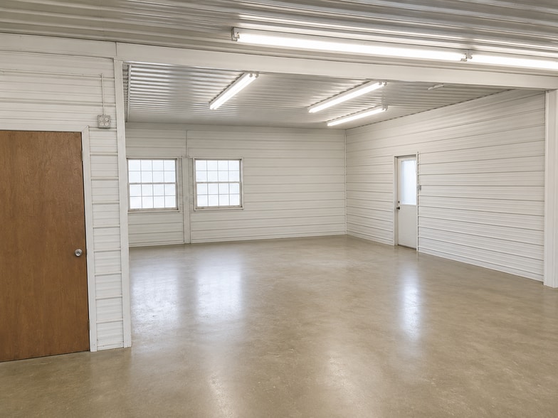 More Photos Of 2646 Lasso Ln, Lakeland Warehouse For Lease