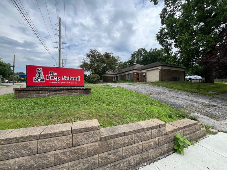 More Photos Of 525 W 17th St, Bloomington Office For Sale