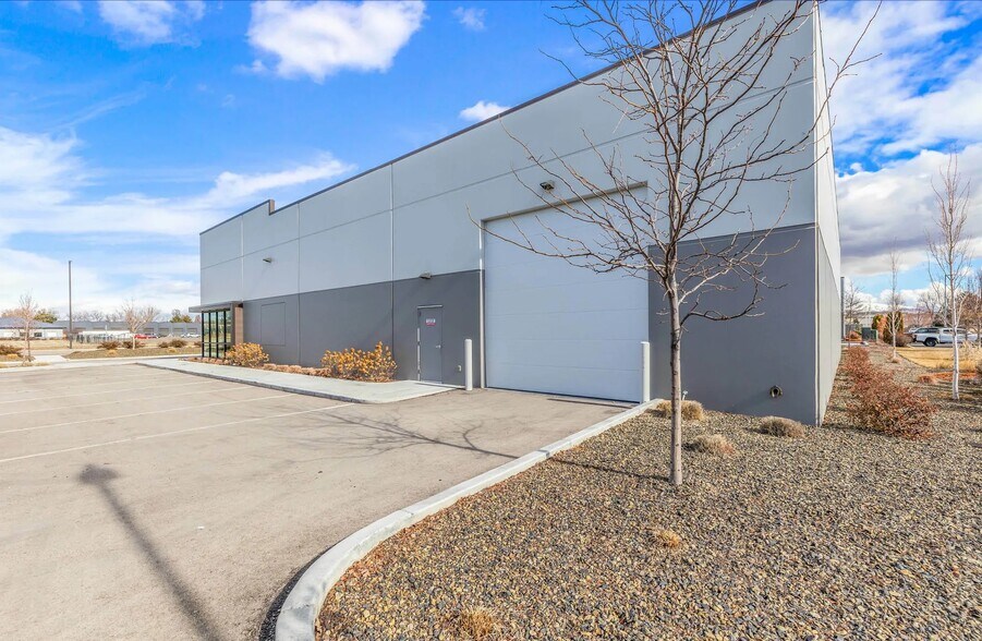 More Photos Of 9877 W Emerald St, Boise Flex For Lease