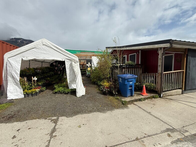 More Photos Of 307 N Nordic Dr, Petersburg Storefront For Sale