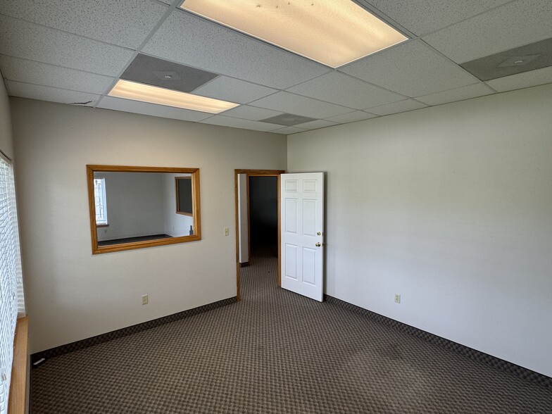 More Photos Of 1604 NW Mock Ave, Blue Springs Medical For Lease