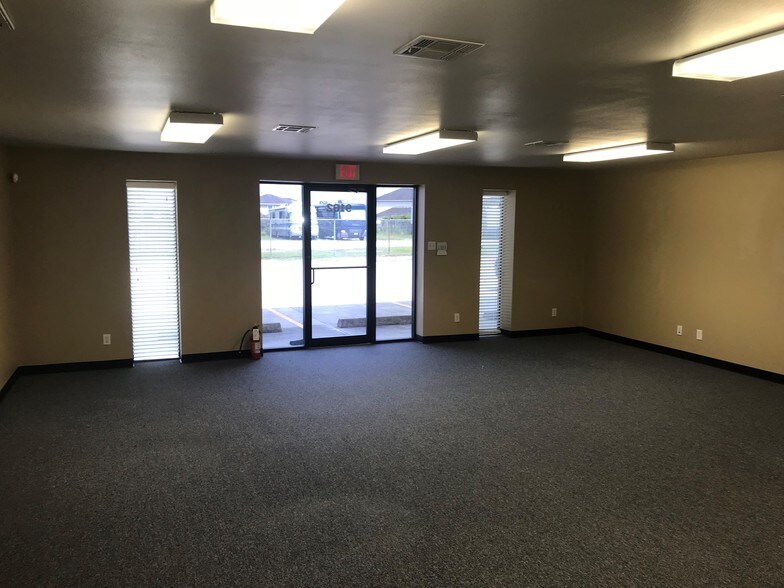 More Photos Of 9136-9154 Will Clayton Pky, Humble Flex For Lease