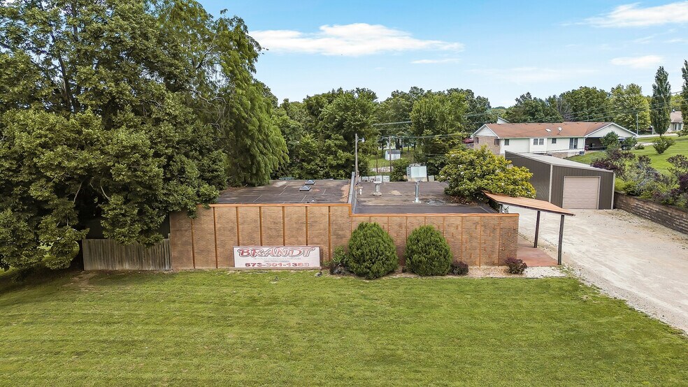More Photos Of 1401 E Main St, Linn Flex For Sale