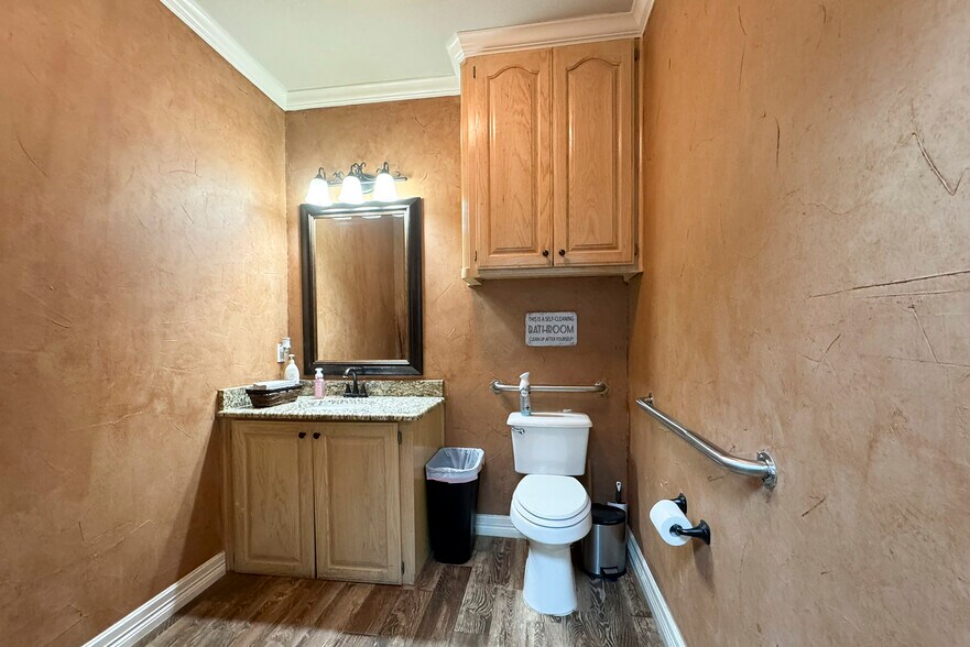 More Photos Of 2128 Parkwood Dr, Bedford Office For Sale