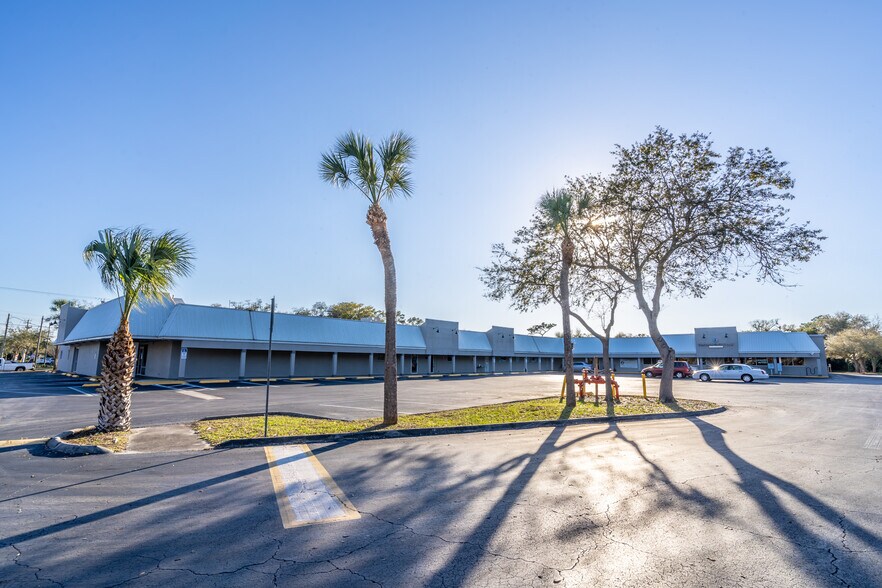 More Photos Of 2670-2690 S Orlando Dr, Sanford General Retail For Lease