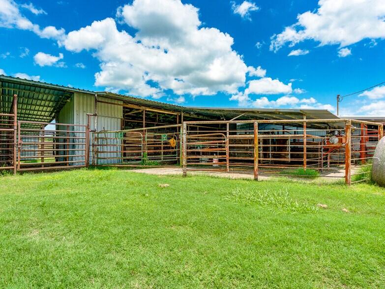 More Photos Of 1853 S Broadway St, Coalgate Flex For Sale