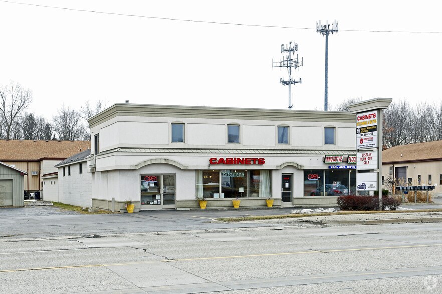 More Photos Of 7675 Highland Rd, Waterford Showroom For Lease