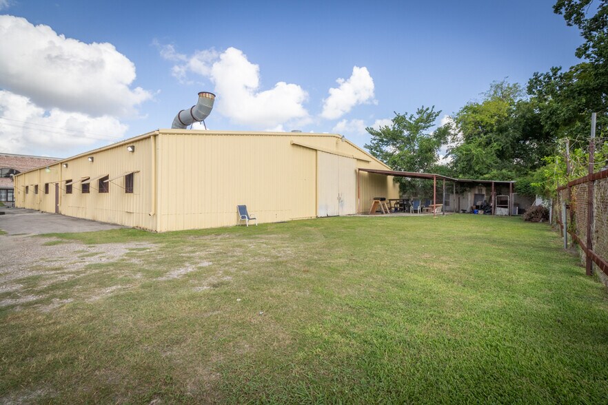 More Photos Of 1624 Airline Dr, Houston Warehouse For Sale