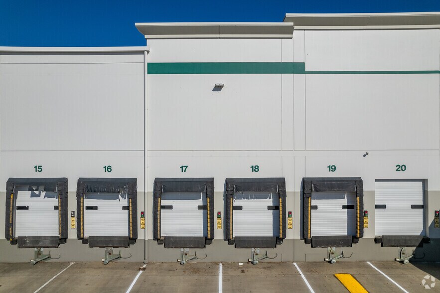 More Photos Of 5545 NE 148th Ave, Portland Distribution For Lease