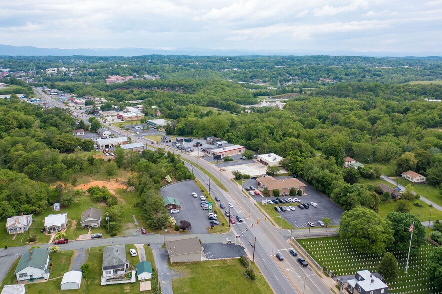 More Photos Of 902 Richmond Ave, Staunton General Retail For Sale