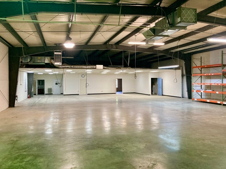 More Photos Of 2611 Phoenix Dr, Greensboro Warehouse For Lease