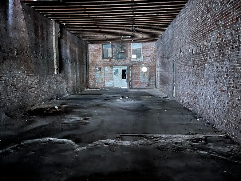 More Photos Of 2013 5th Ave N, Birmingham Restaurant For Lease