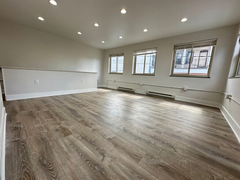 Primary Photo Of 731 1/2-2 Filbert St, Pittsburgh Showroom For Lease