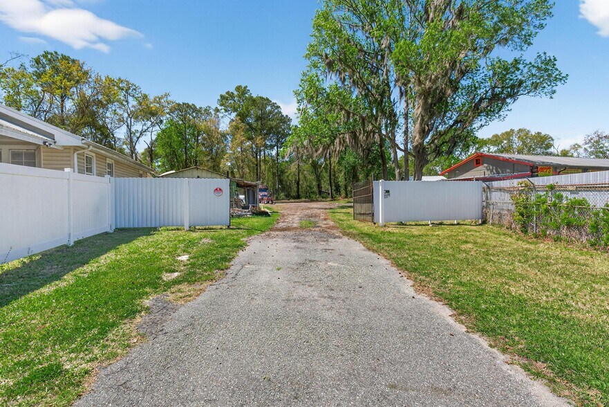 More Photos Of 10676 New Kings Rd, Jacksonville Office For Lease