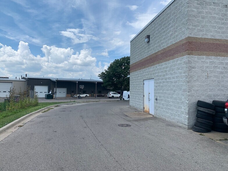 More Photos Of 9-25 W Belvidere Rd, Hainesville Auto Repair For Lease