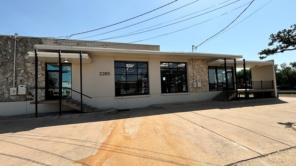 More Photos Of 2285 & 2289 Vantage St, Dallas Light Manufacturing For Lease