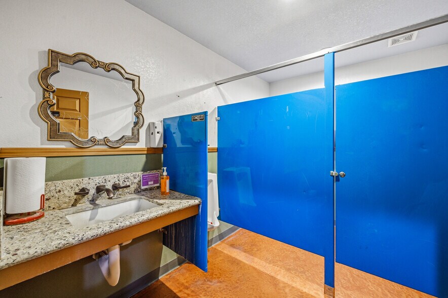 More Photos Of 877 Hancock Rd, Bullhead City Bar For Sale