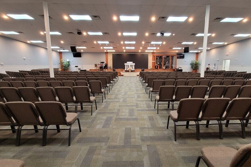 More Photos Of 8988 Glenmont Dr, Houston Light Distribution For Lease