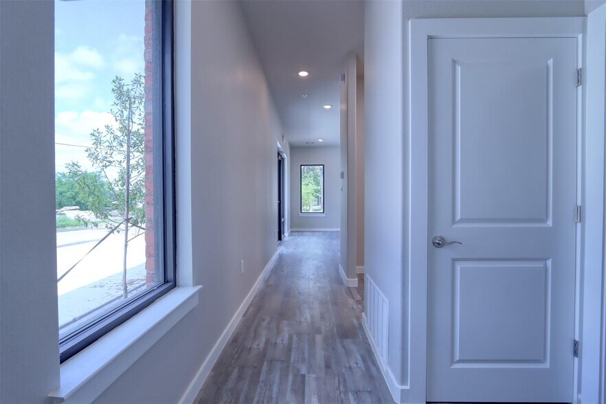 More Photos Of 201 E 5th St, Ferris Storefront Retail Office For Lease