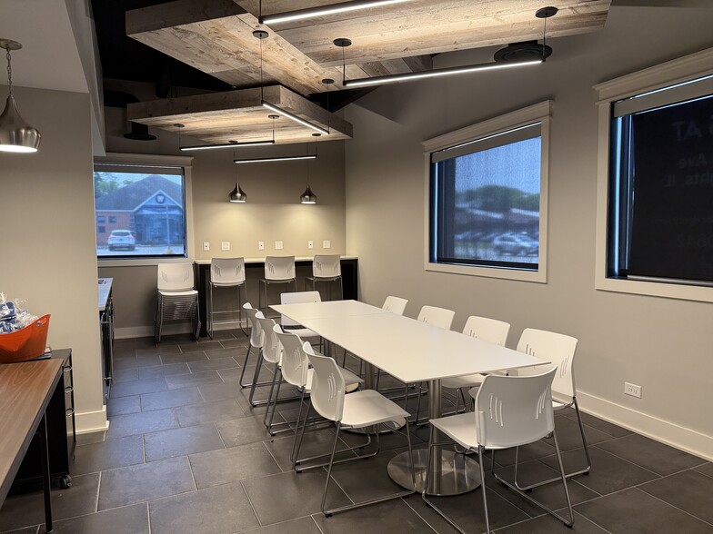 More Photos Of 804 N Front St, McHenry Office For Lease