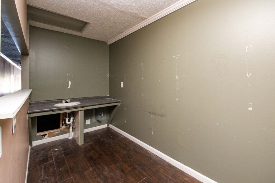 More Photos Of 30 S Main St, Harrisonburg General Retail For Sale