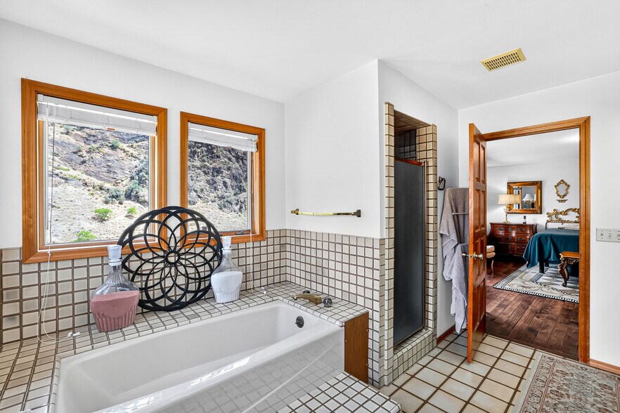More Photos Of 420-422 Main Street St, Riggins Specialty For Sale