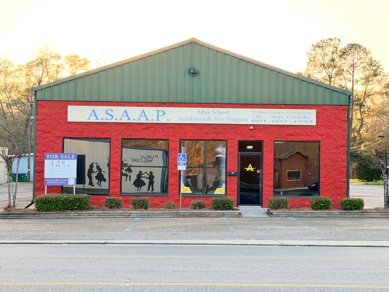 Primary Photo Of 800 S Main St, Petal Freestanding For Sale