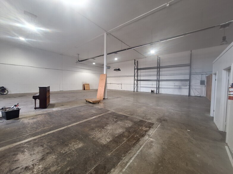 More Photos Of 690 Comox Rd, Nanaimo Warehouse For Lease