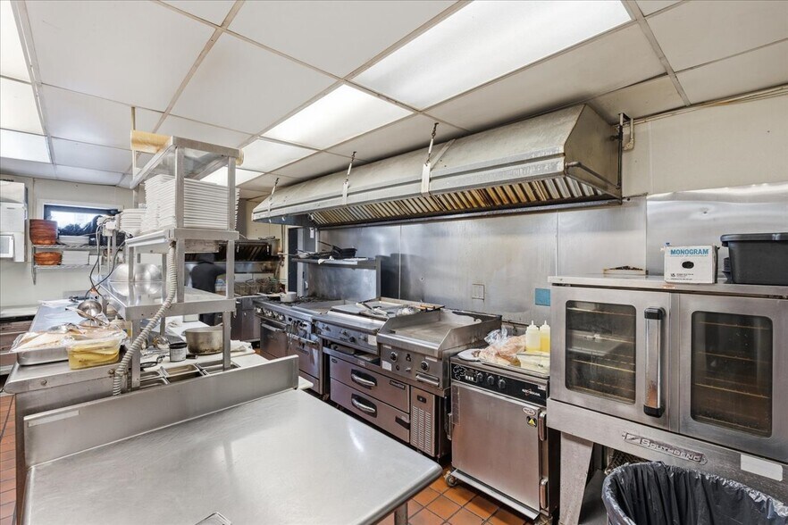 More Photos Of 318 New York Ave, Rochester Sports And Entertainment For Sale