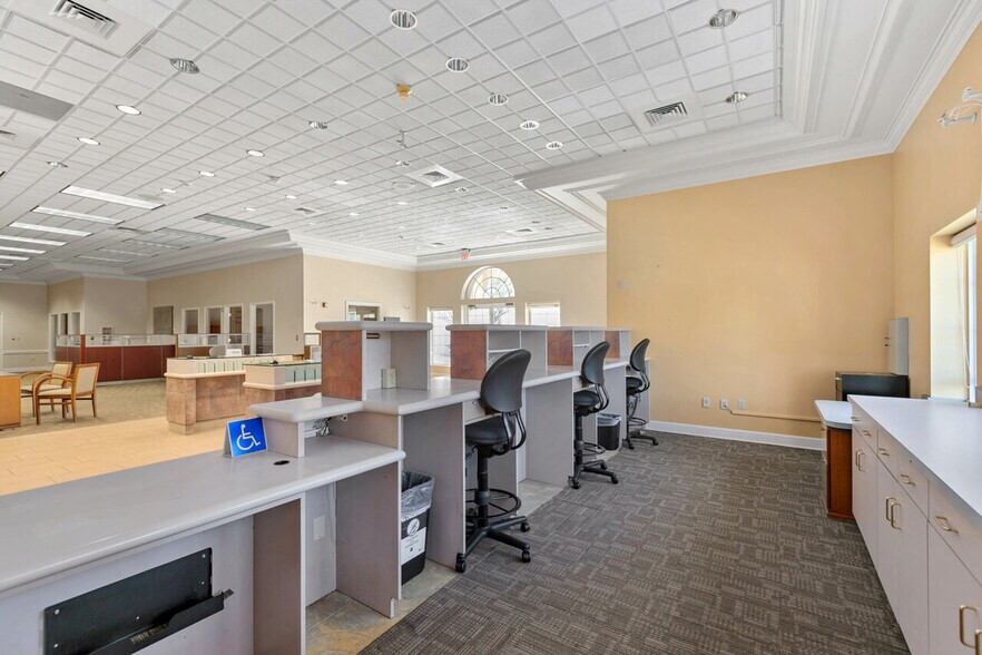 More Photos Of 1997 Capital Cir NE, Tallahassee Bank For Lease