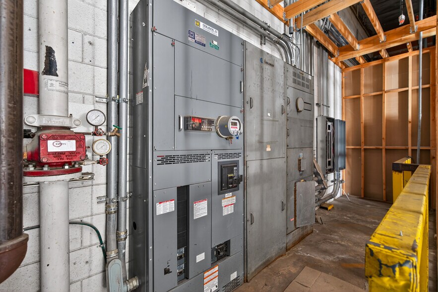 More Photos Of 11019 Penrose St, Sun Valley Manufacturing For Sale