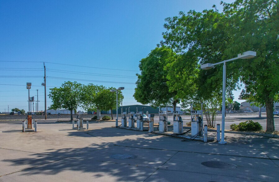 More Photos Of 695 Atwater Blvd, Atwater General Retail For Sale