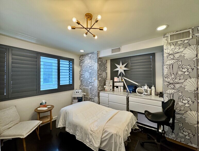 More Photos Of 904 West Ave, Austin Office Residential For Sale