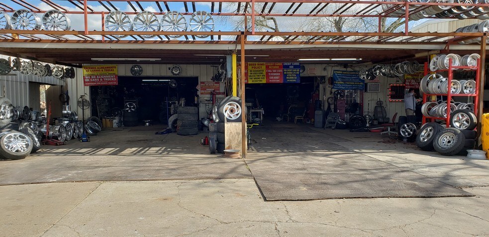 More Photos Of 9024 Eastex Fwy, Houston Auto Repair For Sale