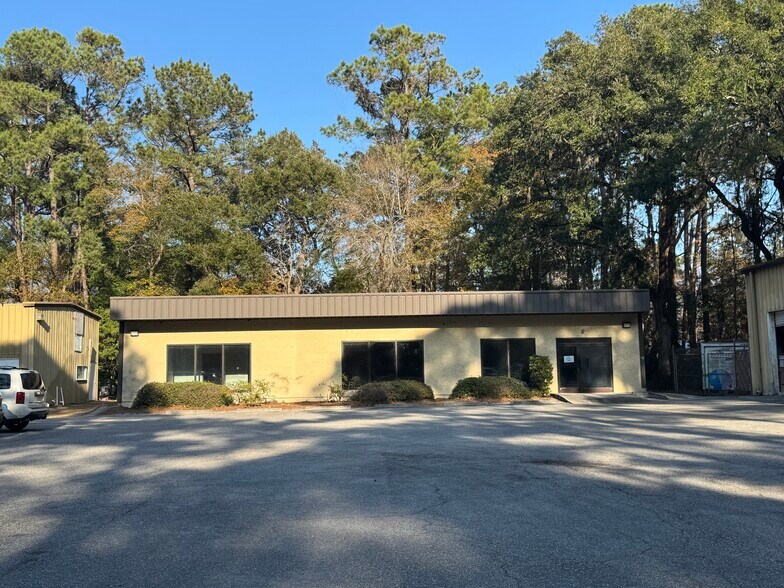 More Photos Of 29 Mathews Dr, Hilton Head Island Showroom For Lease