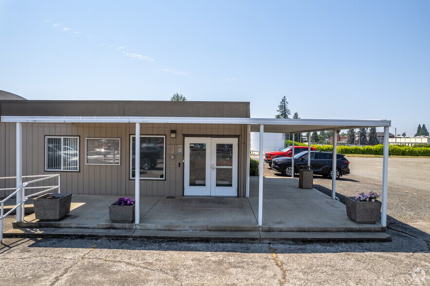 More Photos Of 811 N 1st St, Silverton Industrial For Sale