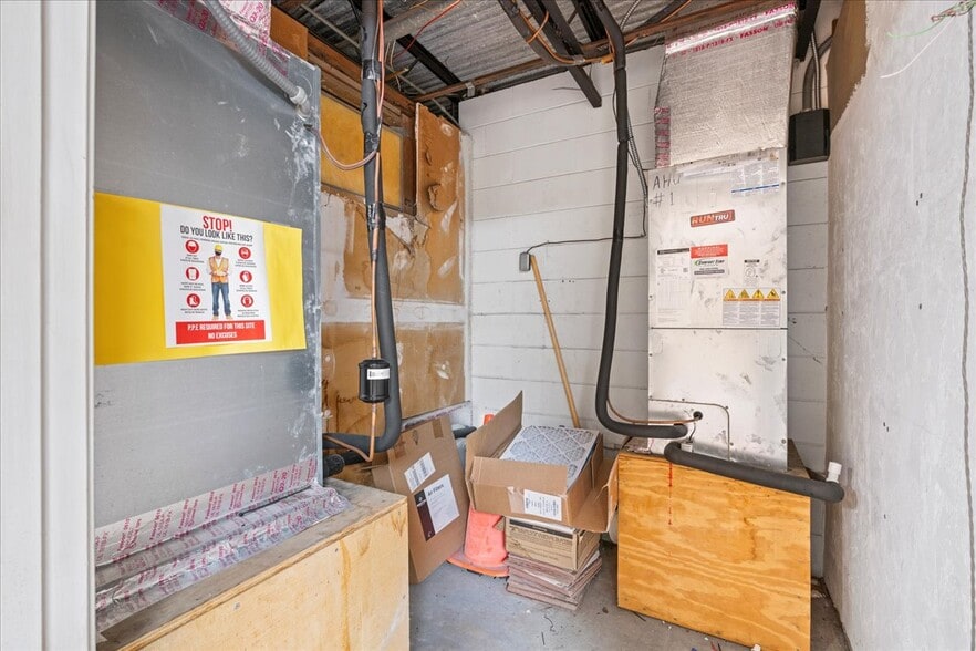 More Photos Of 1001 NE Waldo Rd, Gainesville Office For Sale