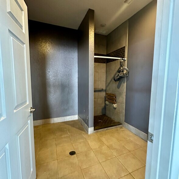 More Photos Of 3215-3235 S Southwest Loop 323, Tyler Unknown For Lease