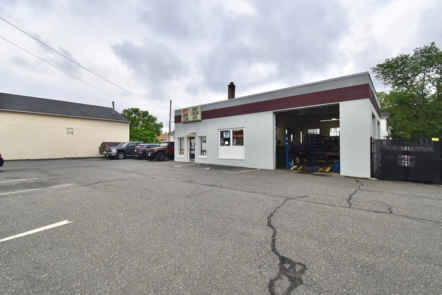 More Photos Of 512 Saint James Ave, Springfield Auto Repair For Sale