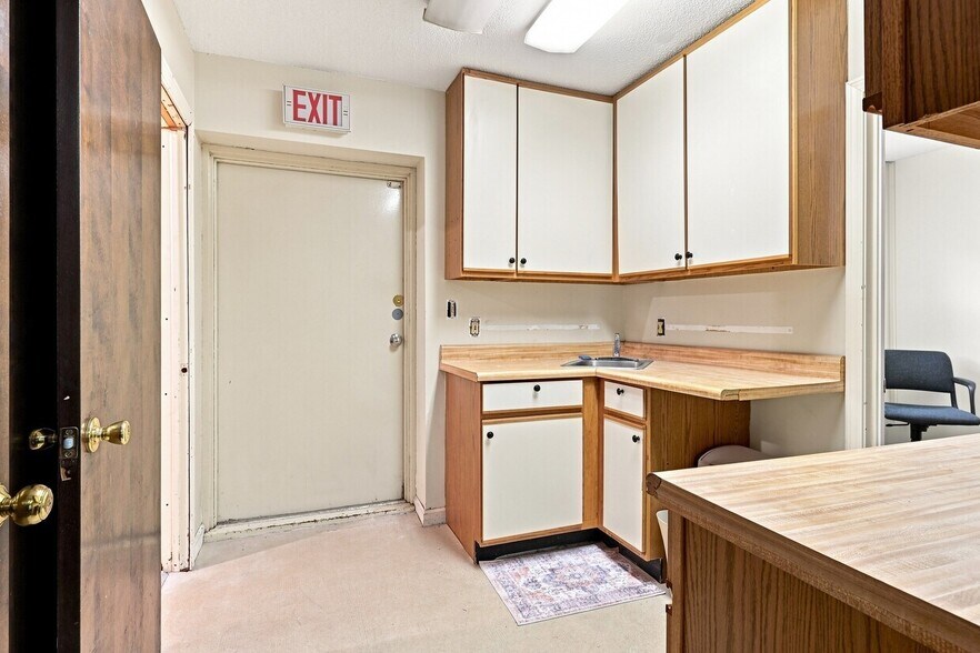 More Photos Of 14 Southwick St, Feeding Hills Freestanding For Lease