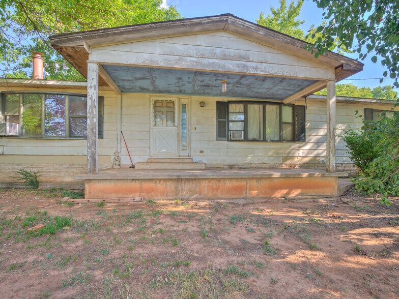 More Photos Of 16109 State Highway 33, Kingfisher Storefront Retail Office For Sale