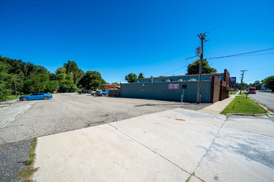 More Photos Of 18089 W State St, Vandalia General Retail For Sale