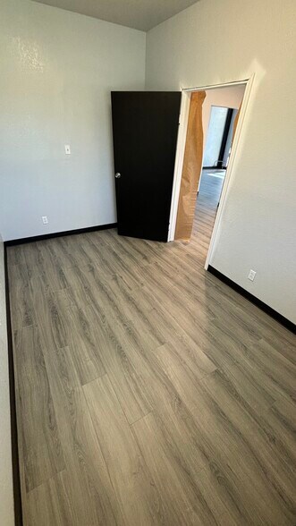 More Photos Of 424 W Henderson St, Cleburne Auto Dealership For Lease