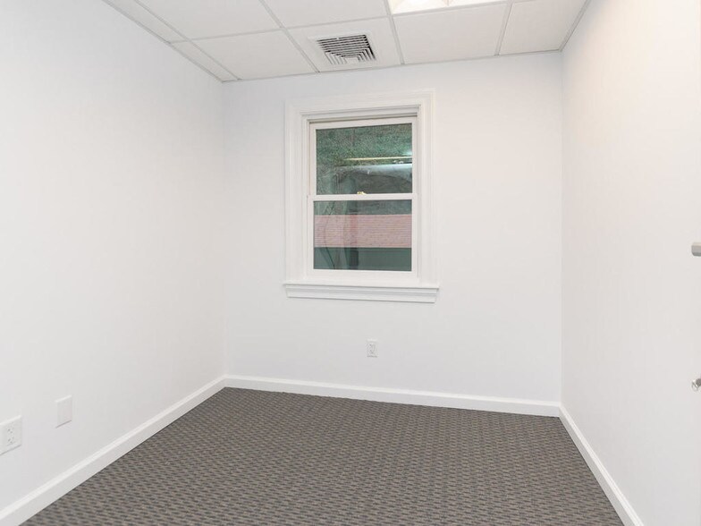 More Photos Of 3-7 Pondfield Rd, Bronxville Storefront Retail Office For Lease