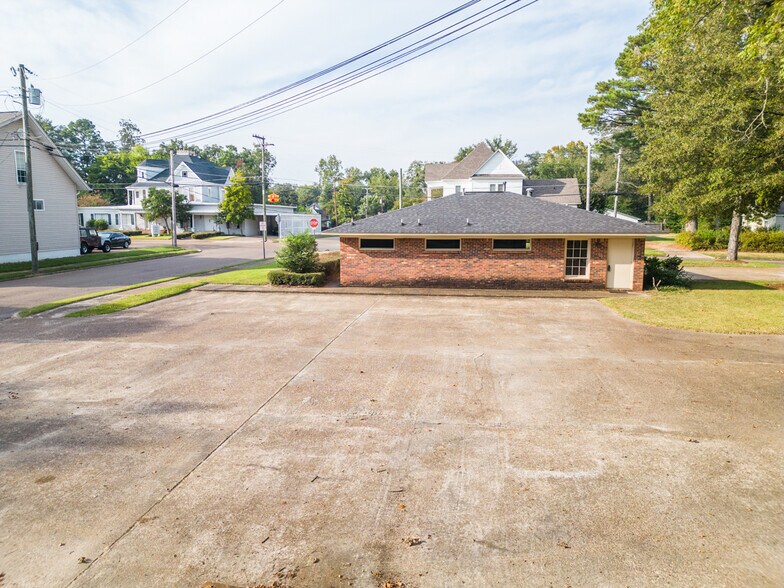 More Photos Of 900 E Broad St, West Point Office For Sale