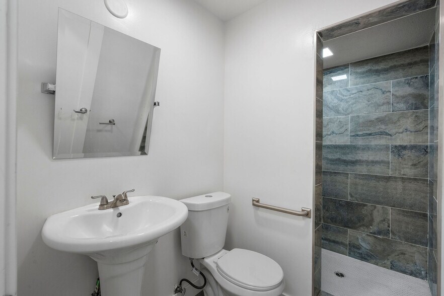 More Photos Of 3170 E 11th St, Los Angeles Warehouse For Lease