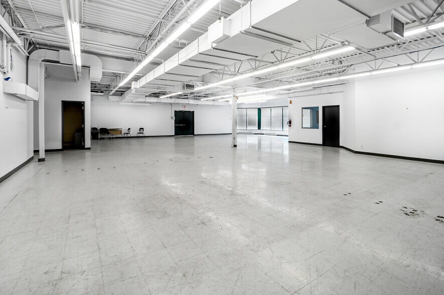 More Photos Of 115-117 Boul Brunswick, Pointe-claire Warehouse For Lease