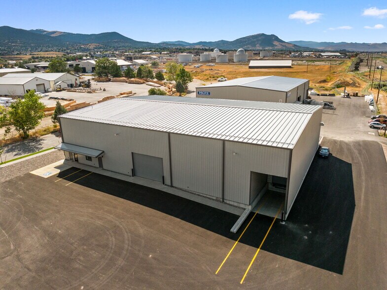 More Photos Of 880 Nicole st, Helena Distribution For Lease