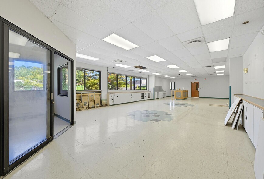 More Photos Of 508-514 Canterbury Rd, Kings Mountain Flex For Sale